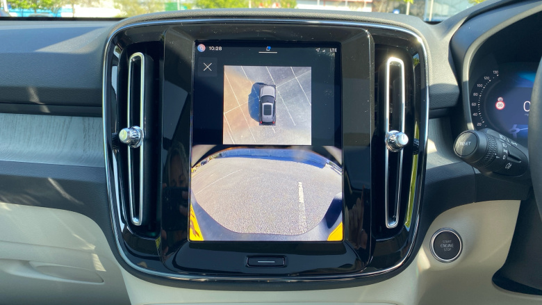 Volvo XC40 2.0 B4P Ultra Dark 5dr Auto Petrol Estate